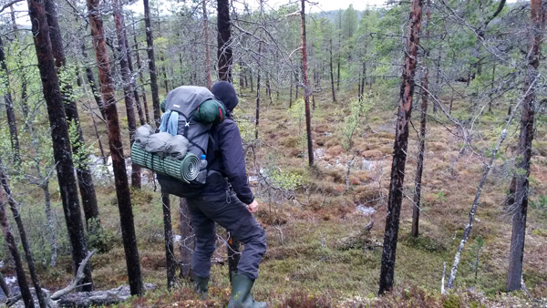 dobsche mit rucksack im wald